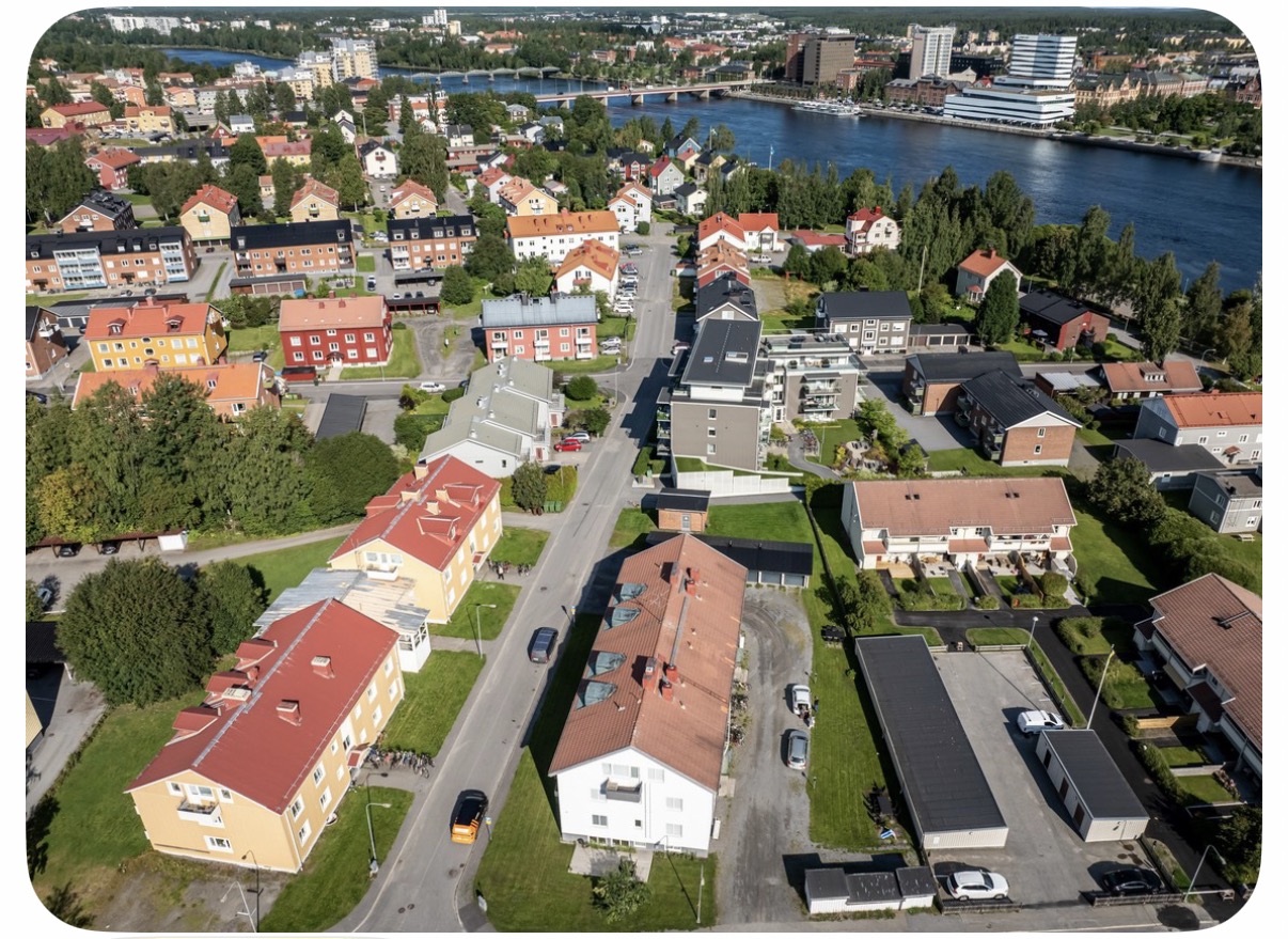 Flygfoto över Teg med fastigheten i förgrunden och Umeå stad i bakgrunden