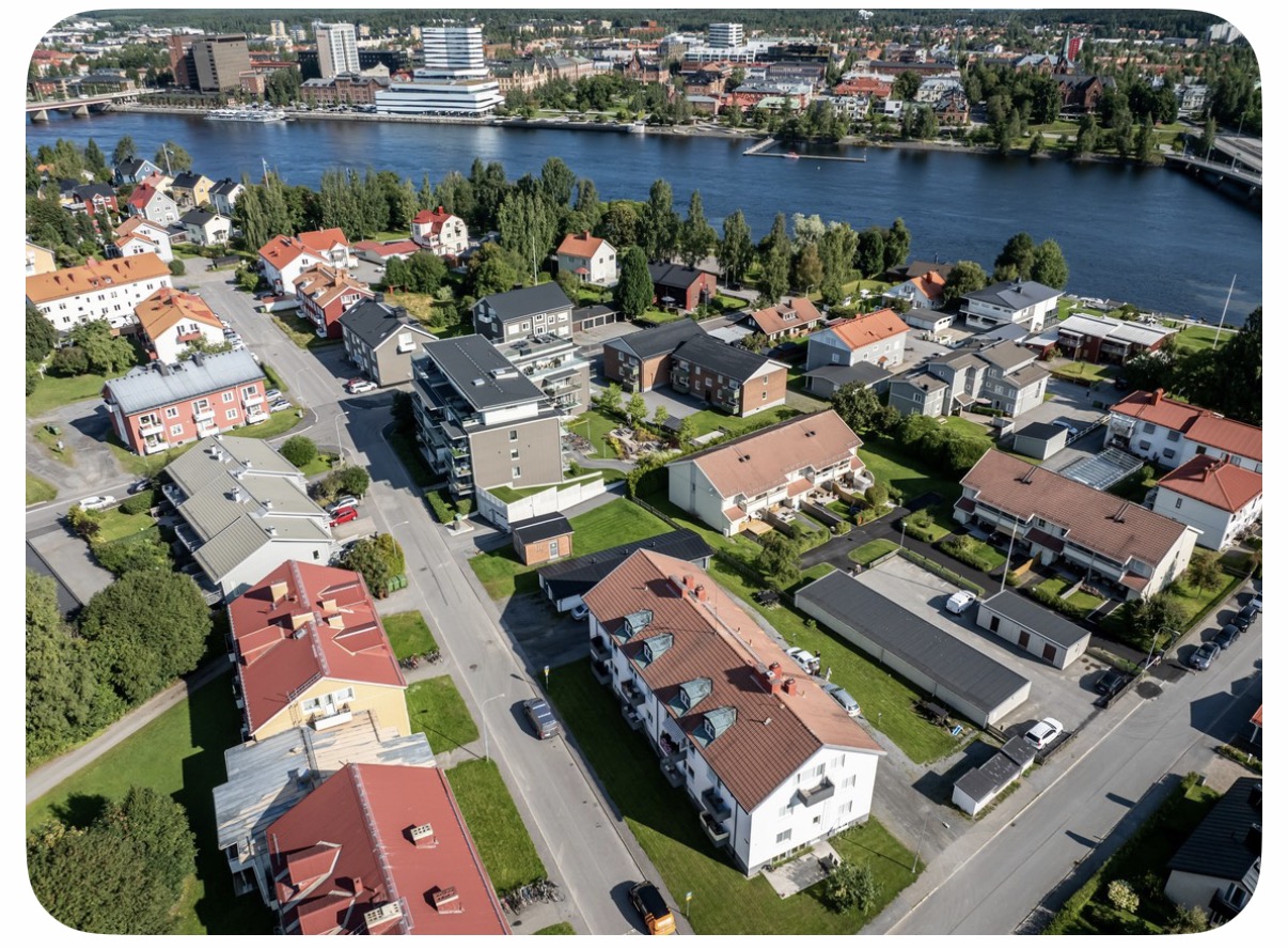 Flygfoto över Teg med fastigheten och Umeå centrum synligt