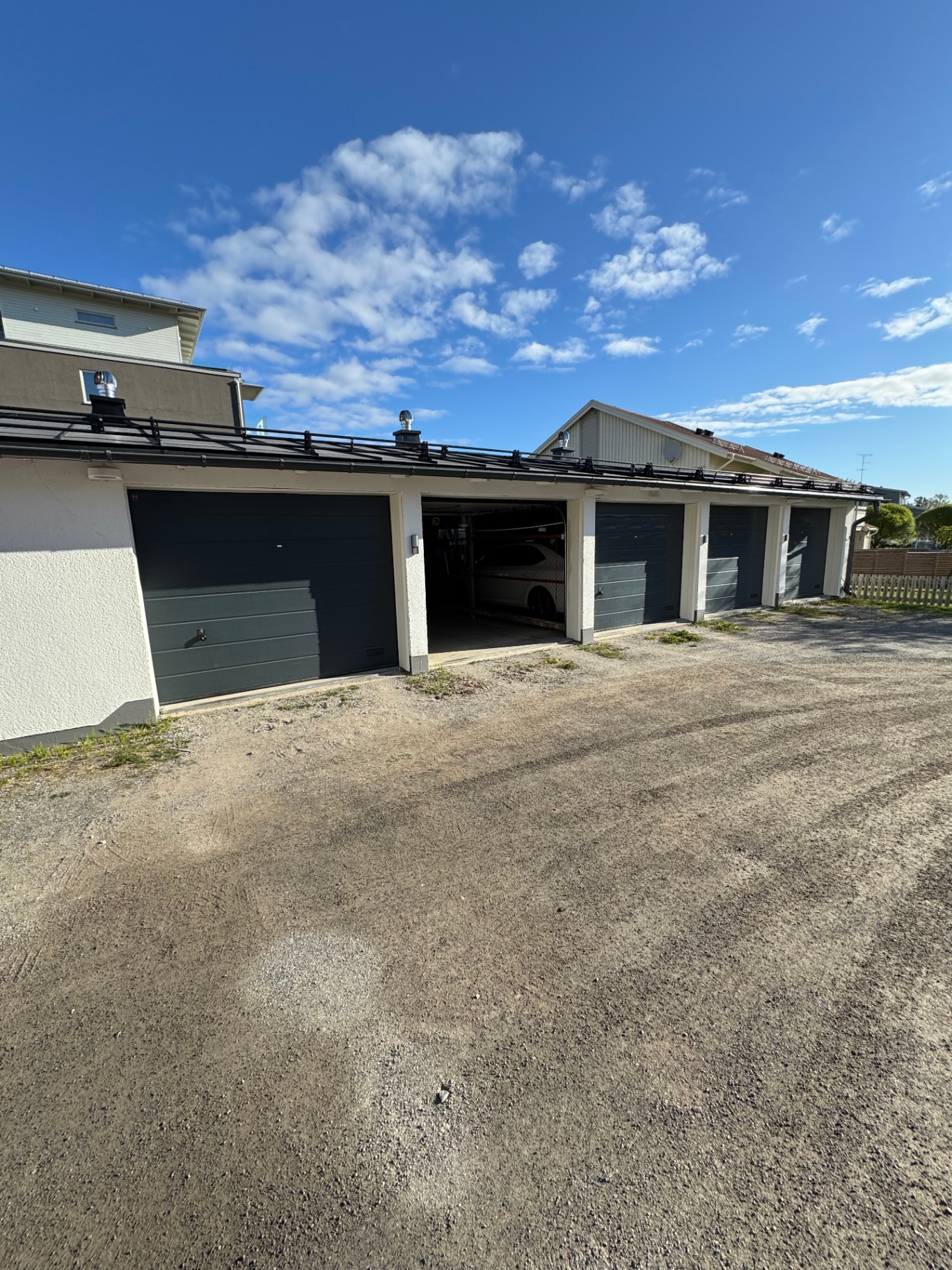 Garagelänga med plats för medlemmarnas bilar