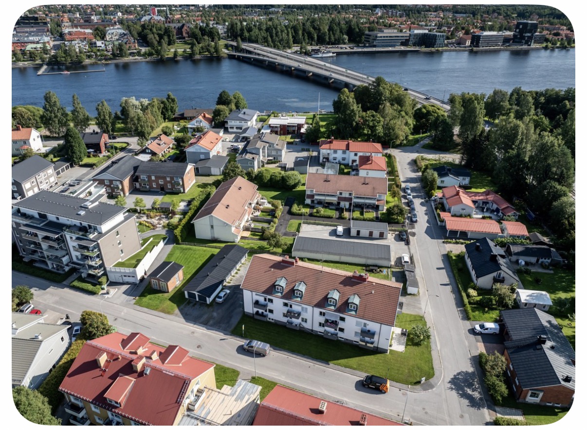 Flygfoto över fastigheten med Umeå älv och broar i bakgrunden