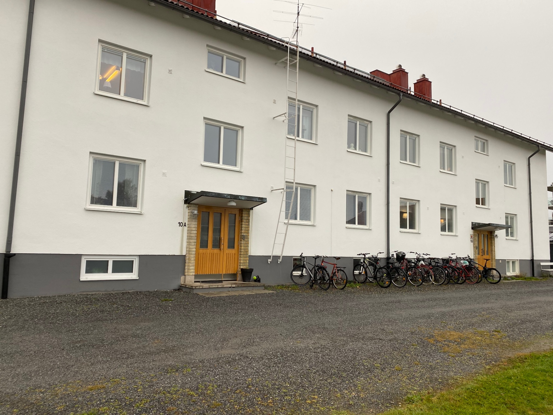 Entré och cykelparkering